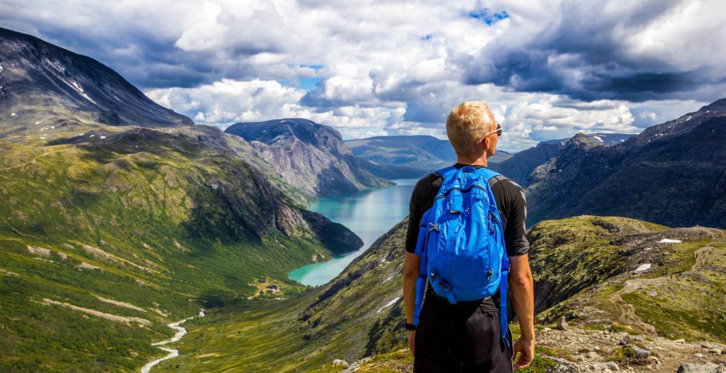 A norwegian man looking out of the fjord. Illustrating our norwegian for beginners course