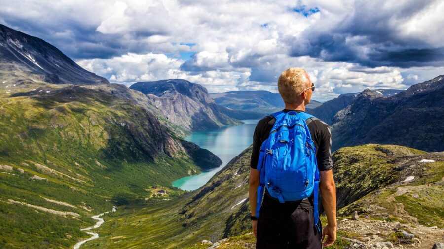 A norwegian man looking out of the fjord. Illustrating our norwegian for beginners course